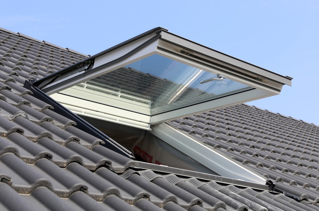 Dachfenster an einem Wohnhaus, Außenaufnahme
