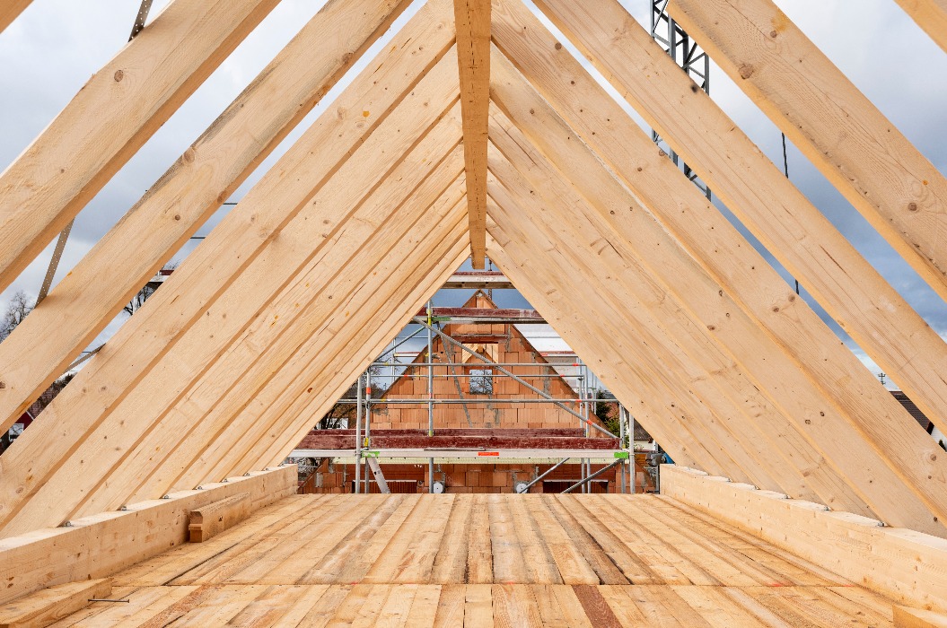 Dachstuhl auf einem Rohbau von einem Einfamilienhaus