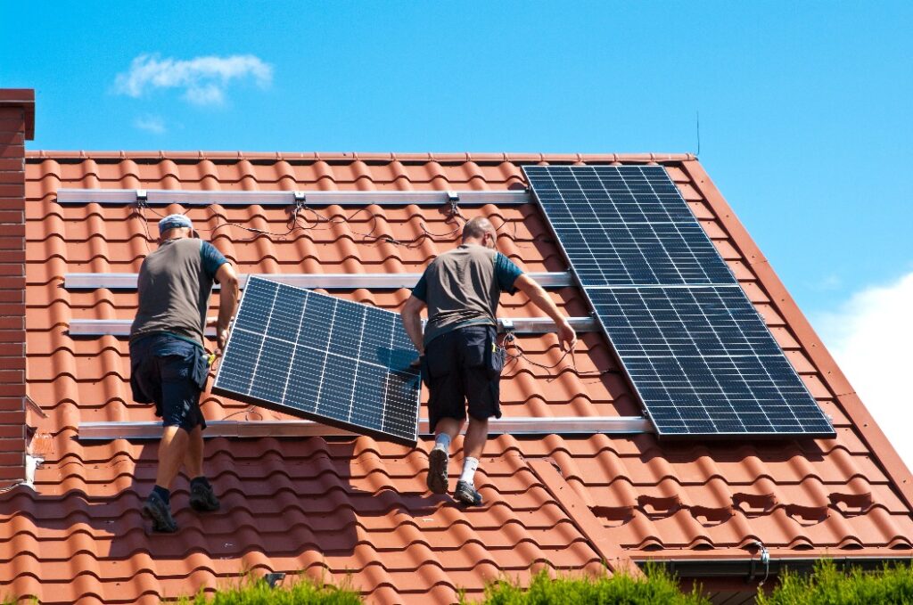 Installation von Solarmodulen auf dem Hausdach